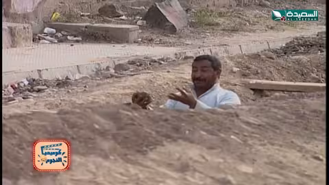 تضرر سيارة مواطن في حفرة بشارع السلامة في اليمن