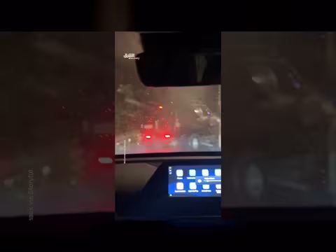 سائق يهاجم سيارات في طابور مطعم بسبب الانتظار