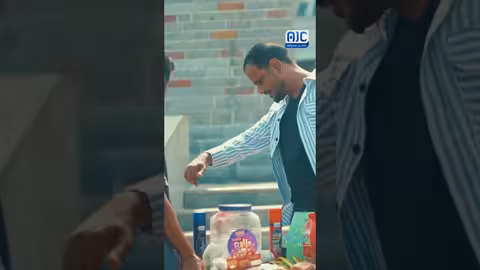 الطفل أكرم... حافي القدمين لكن غني النفس والروح