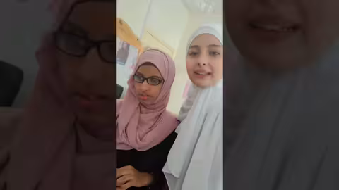 ماريا قحطان تغني مع ملاك إحدى نزلاء مؤسسة مكافحة السرطان