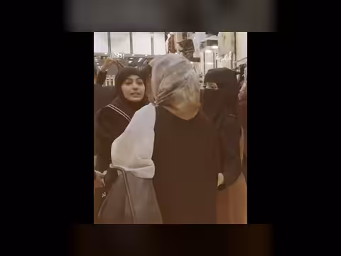 مشادة كلامية حادة بين أم وابنتها في محل بسبب فستان! (رد فعل)