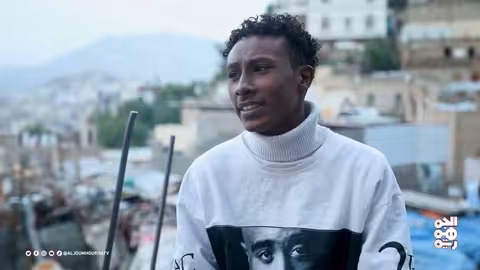 قصصهم: اعتماد حسين..صوت تعز الذي يحول الألم إلى إبداع