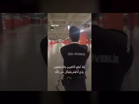 حارس أمن تركي يتلو القرآن بصوت عذب