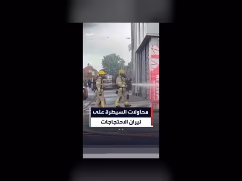 رجال الإطفاء في بلفاست يخمدون حافلة مشتعلة
