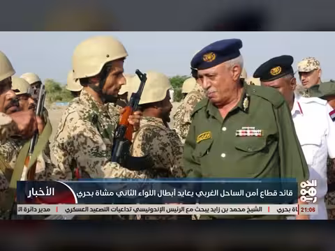 قائد قطاع أمن الساحل الغربي يعايد أبطال اللواء الثاني مشاة بحري