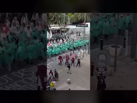 نشطاء يرفعون علم فلسطين في كأس العالم
