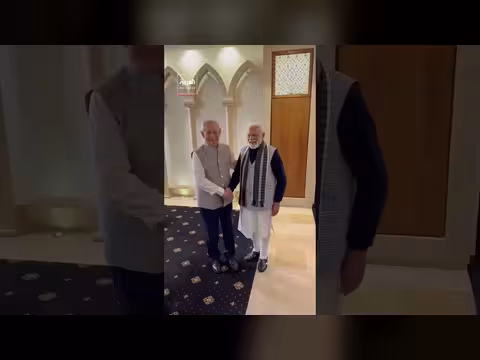 نتنياهو يرتدي الزي الهندي التقليدي في استقبال مودي