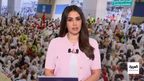 الحجاج يرمون الجمرات في أول أيام التشريق