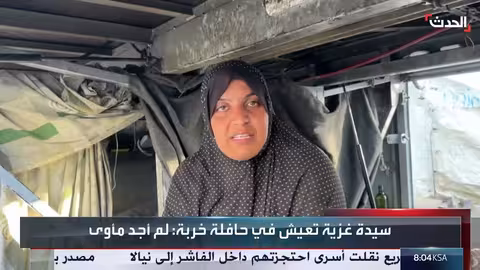 أرملة فلسطينية وأطفالها يعيشون في حافلة بعد تدمير منزلهم بغزة