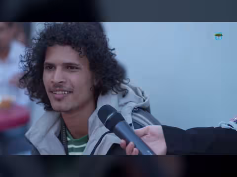 مواطن يرفض مساعدة بائعة متجولة. . ردود فعل مؤثرة!