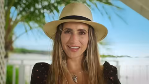 أكاديمية أسماك القرش: تحدي الغوص الحر بين القروش