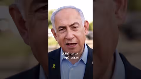 آلية إسرائيلية تعترض مركبة فلسطينية خلال اقتحام بيرزيت بالضفة الغربية.