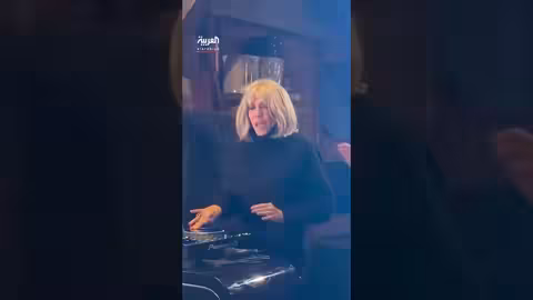 بريجيت ماكرون ترقص في ديزني لاند باريس