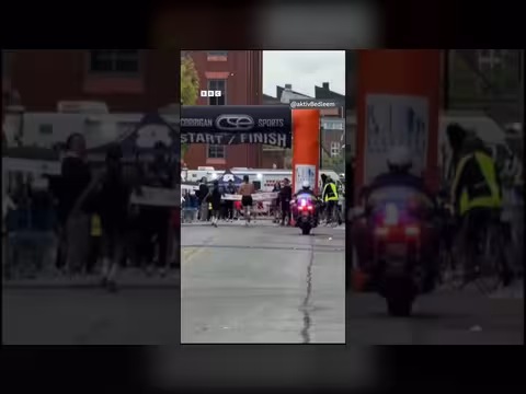 عدّاء يفوز بعد احتفال منافسه مبكراً