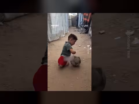 طفل غزي يراوغ الآلام ويواصل هوايته