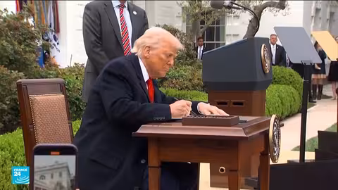 حكم قضائي يطعن في قانونية رسوم ترامب الجمركية