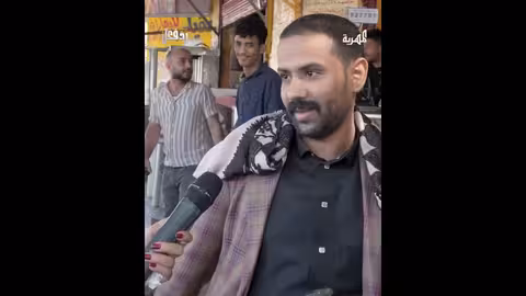 رجل ينفعل على شاب يوبخ أمه وسط الشارع