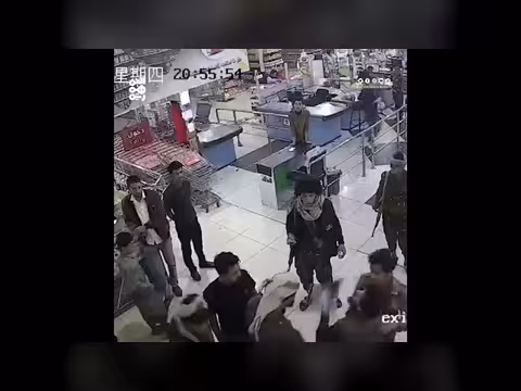 مليشيا الحوثي تقتحم مركز تجاري وتختطف ملاك المحطات