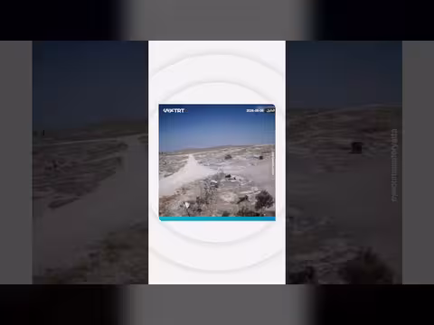 مستوطنون يسحلون كلباً نافقاً في الخليل