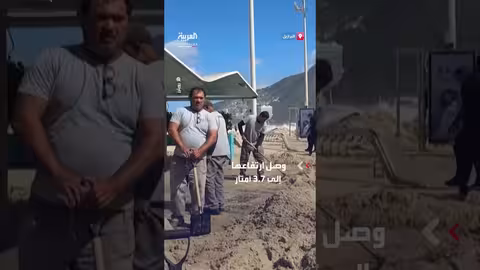 أمواج ضخمة تجتاح ساحل ريو دي جانيرو بالبرازيل