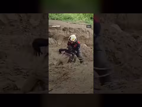 إنقاذ طفلين من الوحل في عملية بطولية