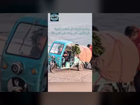 ثلاثة شباب يمدون يد العون لفلاح