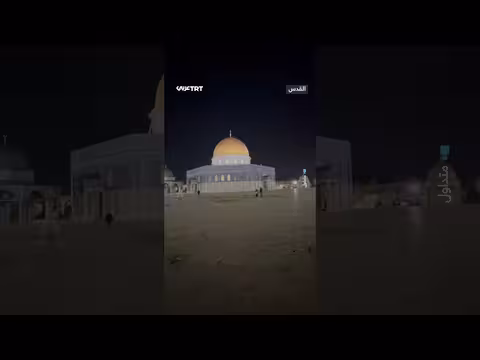 الاذان والمصلون يعودون للأقصى بعد إغلاق 40 يوماً