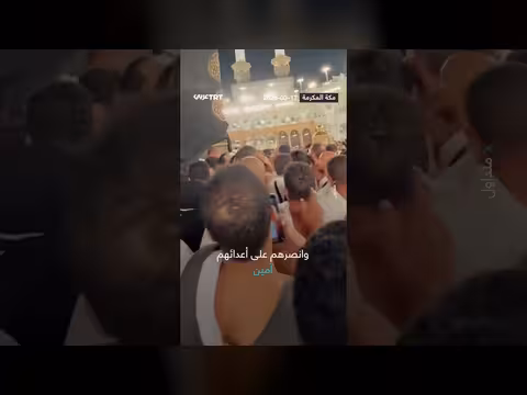 معتمرون في المسجد الحرام يدعون لنصرة غزة في العشر الأواخر من رمضان