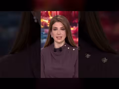 قائد الحرس الثوري يلمس نعش المرشد السابق
