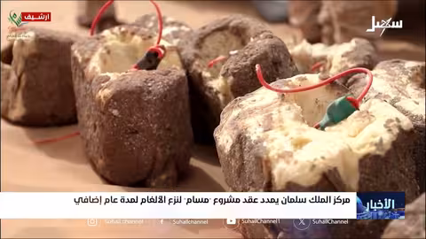 أطفال فلسطينيون يلهون بين خيام وركام المنازل في غزة.