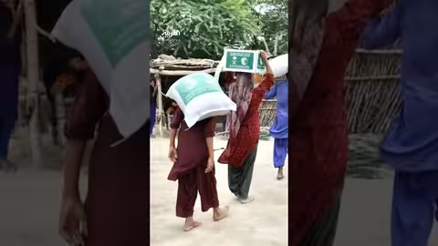 مركز الملك سلمان للإغاثة يوزع مساعدات غذائية لمتضرري الفيضانات في باكستان