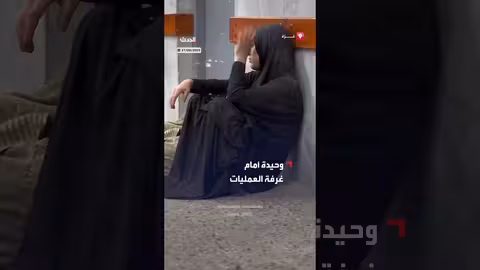 أم فلسطينية تنتظر طفلتها المصابة بقصف غزة