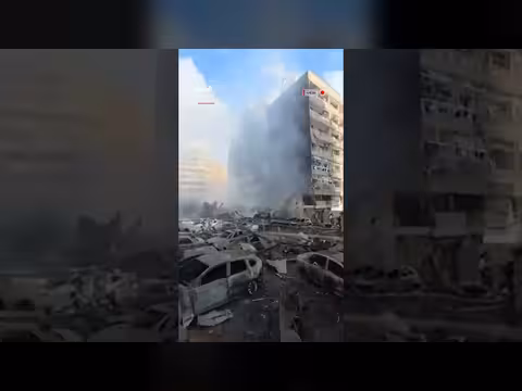 تدمير مركبات في بيروت بعد غارة إسرائيلية