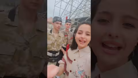 ماريا قحطان مع الفرقة البولندية في صلالة