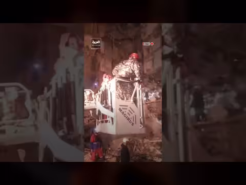 إنقاذ أم وابنها من بناية قصفها الجيش الإسرائيلي في بيروت