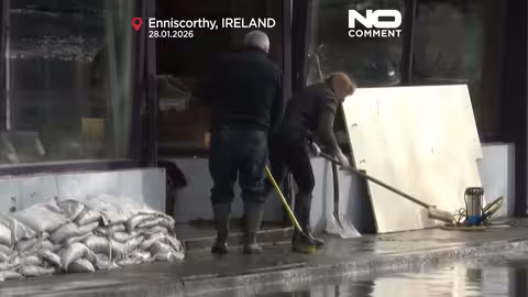 بلدات إيرلندية تزيل آثار فيضانات العاصفة تشاندرا