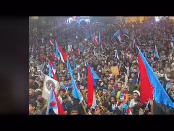 الحشود في عدن تجدد تفويضها للرئيس الزُبيدي