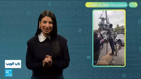 أب روسي يبني بيتا ملونا من الثلج لابنته