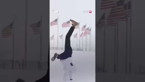 سكان واشنطن يلهون بالثلج وسط عاصفة قوية