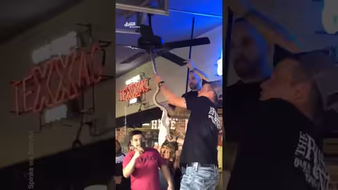 لحظات عفوية ومضحكة في مطعم