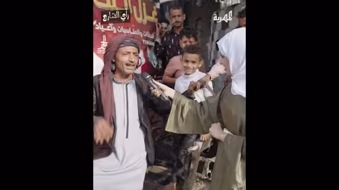 مواطن يهدي رشاد العليمي أغنية تعبر عن الأوضاع في اليمن