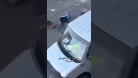 مشاجرة في بروكلين: فتاة تلقي بملابس حبيبها بعد اكتشاف خيانته