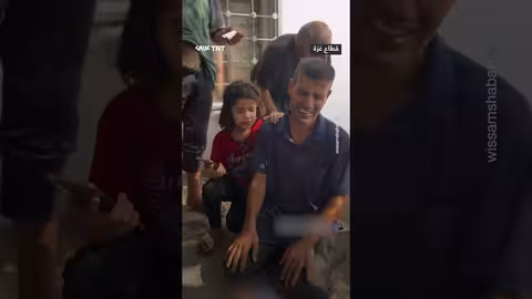 أب فلسطيني يبكي طفله شهيداً بقصف إسرائيلي في جباليا