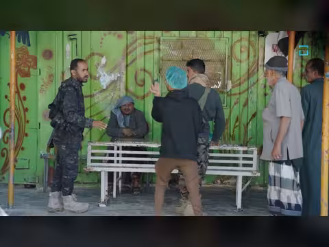 موقف مؤثر: عسكري يساعد مريضًا غير قادر على دفع تكاليف العلاج