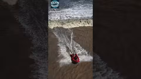 الصين: موجات مدّ تاريخية تجذب الآلاف في نهر تشيانتانغ