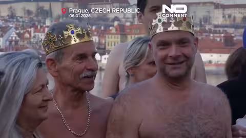 سباحة الملوك الثلاثة في براغ على نهر فلتافا المتجمد