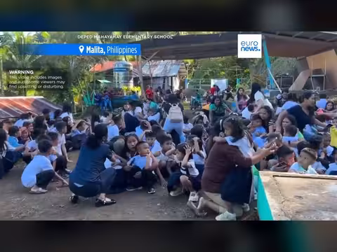 تلاميذ يفرون مع انهيار مظلة خلال زلزال في الفلبين