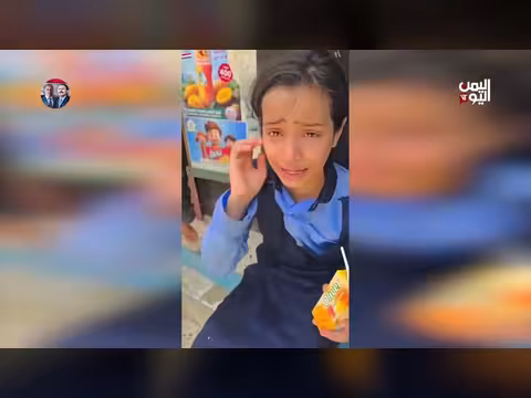 طفل أمام شقيقته يعيد الضمير الإنساني للواجهة