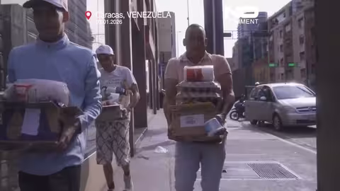 سكان كاراكاس يتزودون بالمواد الغذائية وسط عدم اليقين السياسي