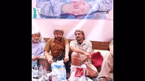 محمد بن محمد وعفاش طارق يشاركان في عزاء مؤسس المقاومة التهامية